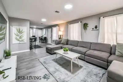 Image de Comfy 5br Home with Hot Tub, 10min from Ngr Stadium