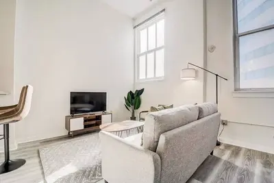 Image de CozySuites - 2br with Direct Skybridge Access #8