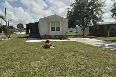 Image de Open and inviting home with screened in porch.