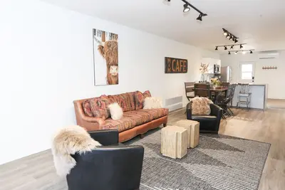 Image de Newly-remodeled cozy condo, downtown Manhattan, Mt!