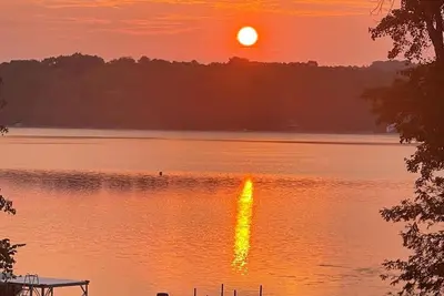 Image de 2 lakefront cottages on Shadow Lake with dock and water toys