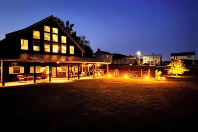 Image de Amazing Riverfront Home
