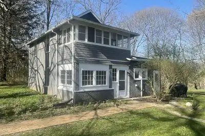 Image de The Historic Riverside Convent: Sister's of the Holy Cross School House