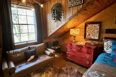 Image de Unique art house just 1 block off the town square!