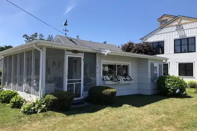 Image de Cozy beach cottage. Less than a 2minute walk to the beach.