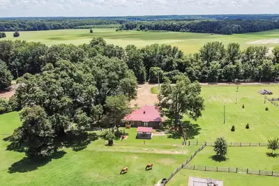 Image de FarmCharm getaway outside Memphis - Nearby winery