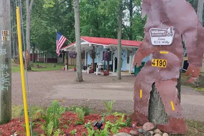 Image de Bigfoot themed cottage. Dog friendly!