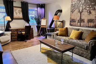 Image de Arbutus Grove - Private, spacious & serene escape close to hiking trails & shops