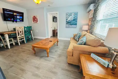 Image de Cute Cottage 1. 5Mi 2 Beach  Duplex Has Dock on Gulf Access Imperial River