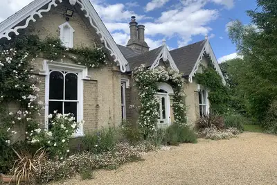 Image de Secluded Victorian Gothic Cottage, pretty, garden, modern comforts. Beach 20 mins
