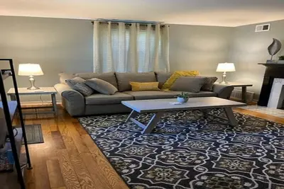 Image de Warm and Cozy 3-bedroom, 1-bath home. Ample living space near the downtown area.