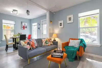 Image de Cozy 5★ Stay at Award Winning Home ❤️ Walk to 6th St, Bbq & Breweries