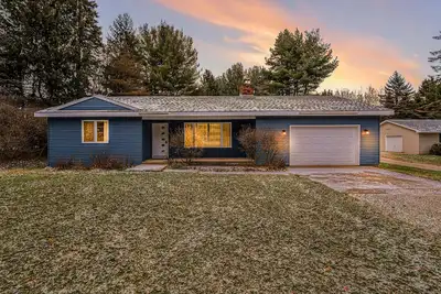 Image de Blue Spruce Cottage - Modern Lake House w/ shared Frontage on Thayer Lake