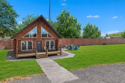Image de Waterfront Log Cabin • Sauna • Game Room • Pontoon & Snowmobile Access