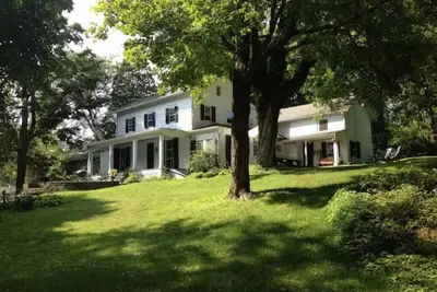 Image de Gorgeous Hudson Valley 4 bedroom Farmhouse with pool, sauna & gardens