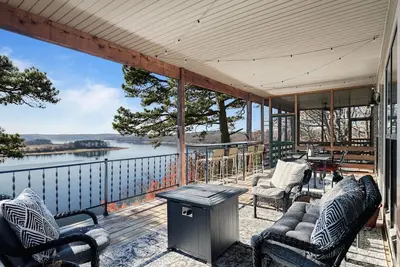 Image de Panoramic Lake View! Minutes from Rogers! 10+ Guests