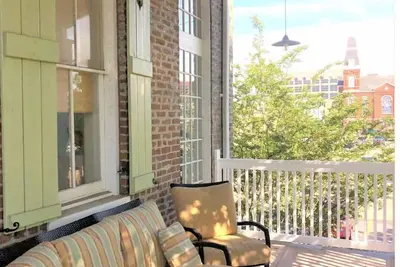 Image de Heart of Downtown w Balcony by Dauphin St; walk to restaurants & shops Sleeps 6!