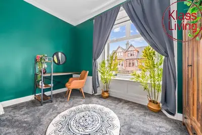 Image de Traditional ground floor apartment with main door entrance.