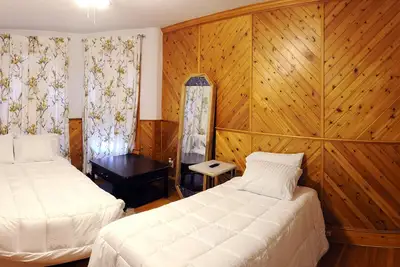 Image de Quick drive to downtown Lowell and Tsongas Center! Great restaurants nearby.