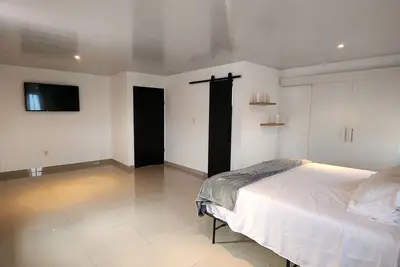 Image de Family oriented home, close to airport and close to city.