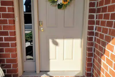 Image de A thoughtfully designed 3-bedroom, 2. 5-bath townhome tailored for travelers.