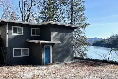 Image de Waterfront home on Shasta Lake- Bar, Pool Table, Hot Tub, Boat Parking