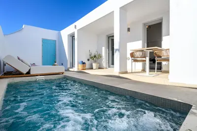 Hypnōs boutique villa with amazing heated pool hot tub