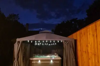 Image de maison bois climatisée, Spa, piscine sel chauffée (privée) 800m port & plage