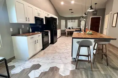 Image de Modern Glendale Getaway /Mins from I-17 & 101 / 6 Flags, Hiking & Golf close by