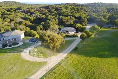 Image de Beach and bush. Ideal peaceful getaway for families or couples.