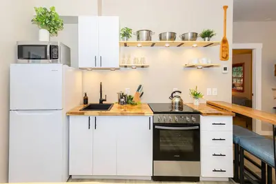 Image de Renovated Suite · Kitchen · Just Steps to Terrace Beach & Wild Pacific Trail!