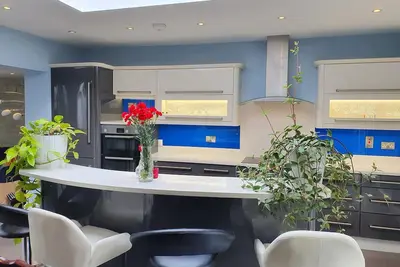 Image de Carefully Curated Georgian Villa on a quiet street, in the heart of the city!