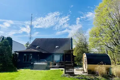 Image de Bright Home, Relaxing, lakefront W Sauna & Hottub