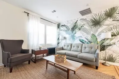 Two floor Urban Oasis: King Bed Near Nyc Train