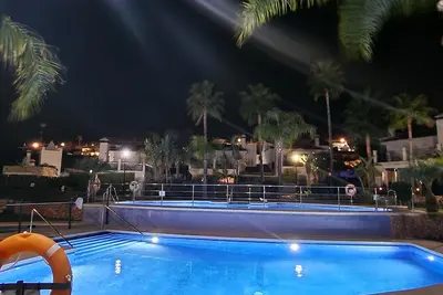 Image de Sun and Palms - Cozy Apartment in a Quiet Neighbourhood With a Great Pool Area