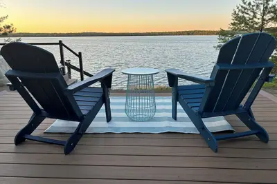 Image de Lakefront cottage, kayaks, fire pit, Ac, WiFi, deck, 140ft private frontage.