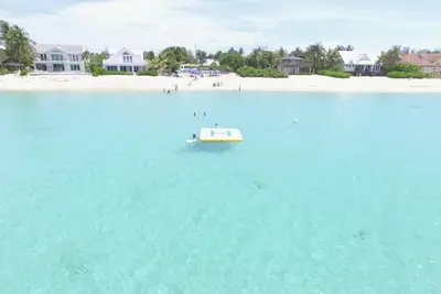 Image de 7 Mile Beach Condo with Pool View and Rooftop