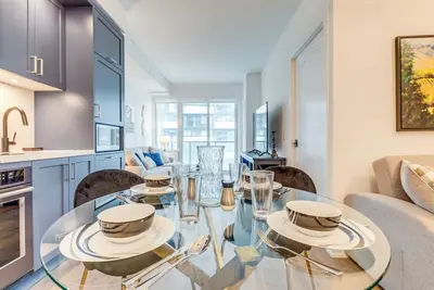 Image de Beverly Hills in Toronto's Core w/ Pool, Parking, WiFi, Near Cn Tower