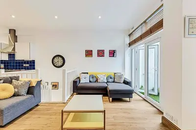 Image de Modern Comfort Two Bedroom Gem on the Rye