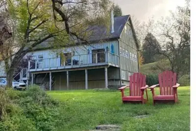 Image de Spacious Renovated Barn with Private Creek, near weddings, hiking, kayaking!