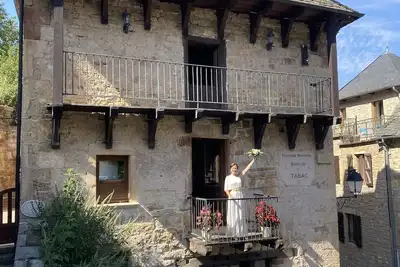 Image de Votre séjour en Aveyron : maison de caractère au pied d'un château médiéval.
