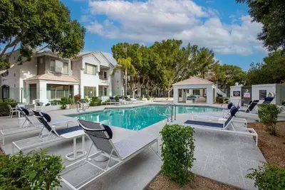 Image de Sunshine for up to 6 people in a Luxe Apt