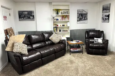 Image de 2 Br large & cozy apartment, front door & parking both under drive-thru carport