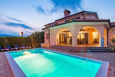 Image de Ein Wunderschönes Haus mit Pool und Whirlpool für 10 Personen
