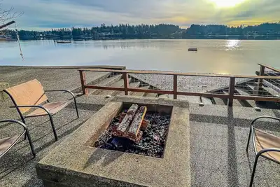 Image de waterfront cabin on two acres with private beach, hot tub, kayaks & deck