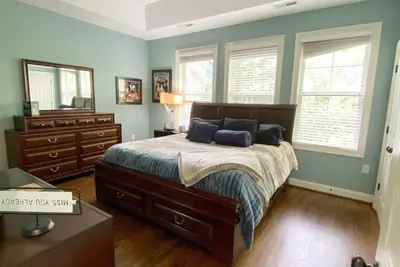 Image de Updated Cottage Steps from Everything Downtown