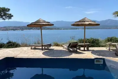 Image de Villa Laurier pieds dans l’eau face à la mer, 2 piscines chauffées, plage
