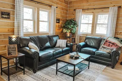 Image de Lured to the Lake Cabin near Patoka - Hot tub and Creek!