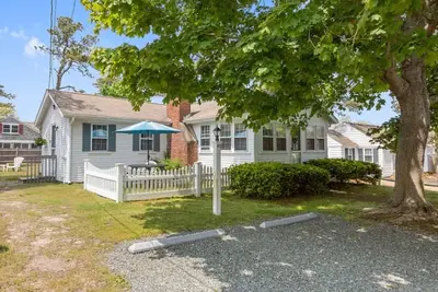 Image de A Dennis Port gem-just steps to the beach! Totally remodeled top to bottom!