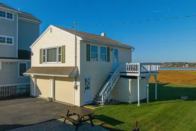 Image de Second Floor Apartment Across from the Beach with Private  Access to Beach! ! !